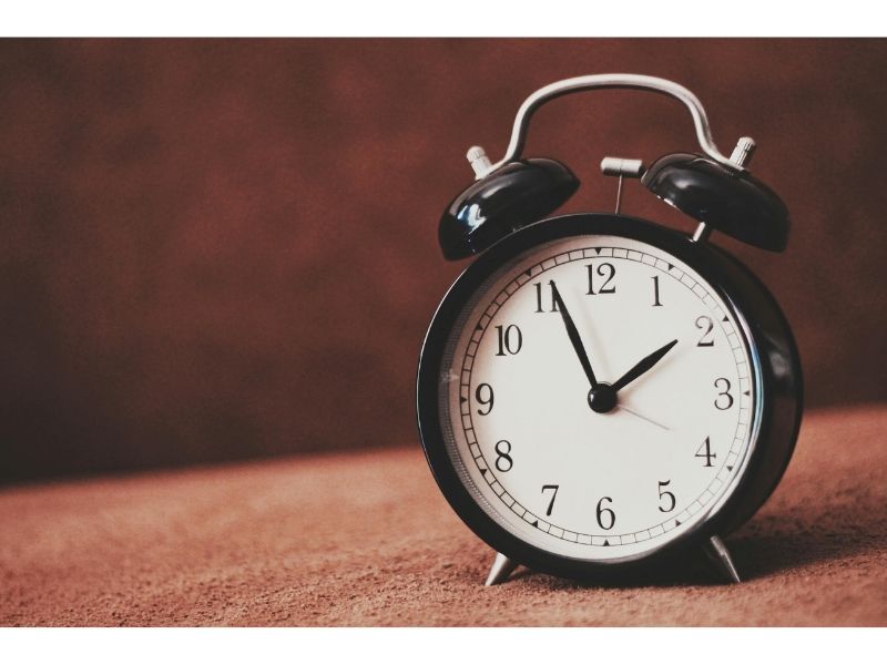 rich person waking up 5 am drinking water not touching phone habit