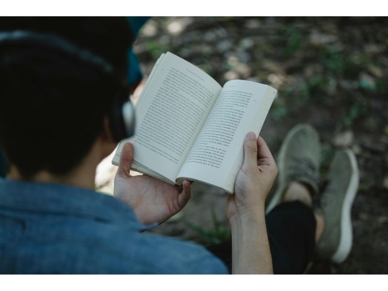 rich people reading habit daily